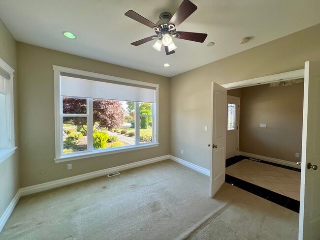 Building Photo - Beautiful 3 Bedroom in Private Community!