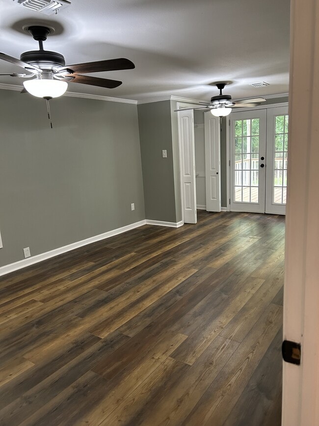 Building Photo - 301 Shady Oaks Dr