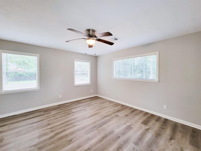 Building Photo - 405 Silver River Dr