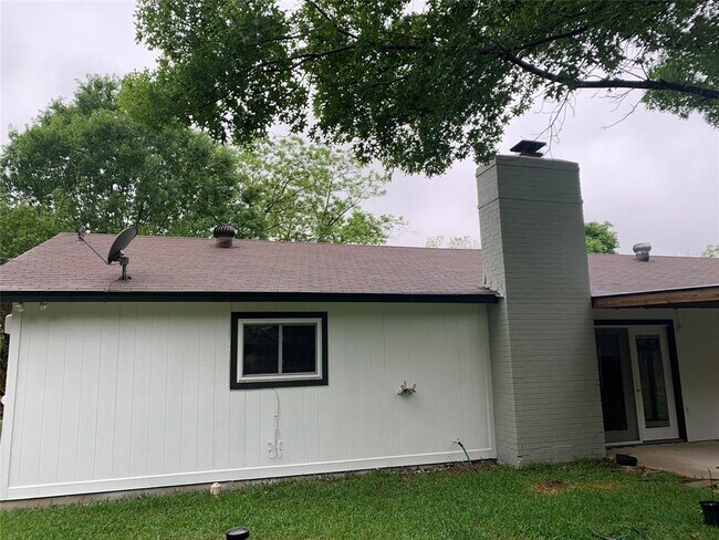 Building Photo - 3503 Roanoke Dr