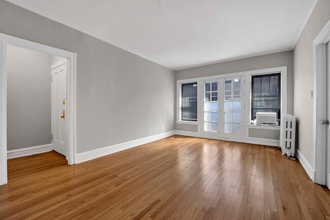 Building Photo - 1239 W Greenleaf Ave