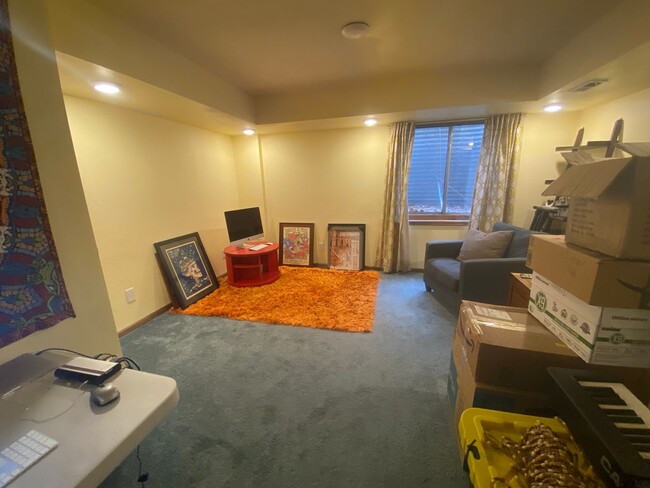 Building Photo - Cozy 2B/2B Remodeled Town Home Just Minute...