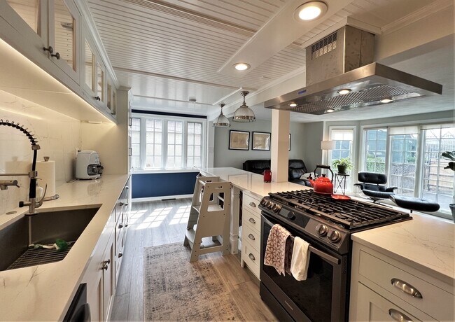 Building Photo - 4 Day St