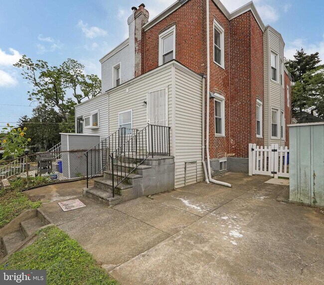 Building Photo - 1003 Magill Ave