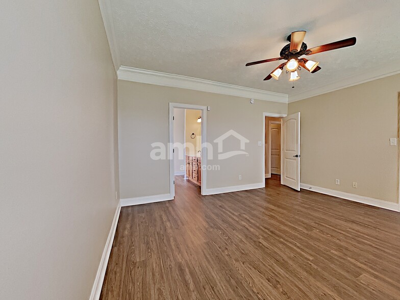 Building Photo - 1131 Longwood Dr
