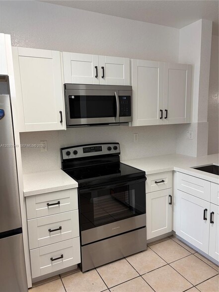 Building Photo - 8835 S Isles Cir