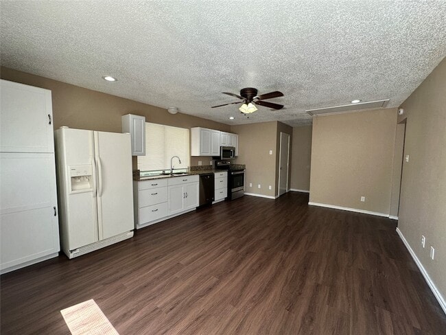 Building Photo - 134 Bellaire Dr