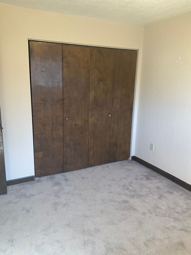 Building Photo - 405 E Poos Dr