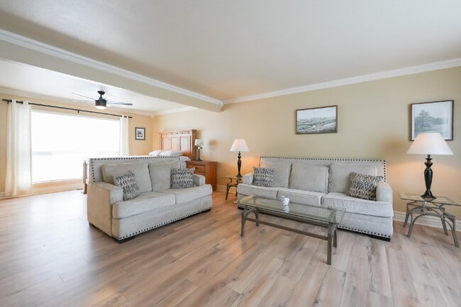 Building Photo - Private Room for Rent with Garage Access -...