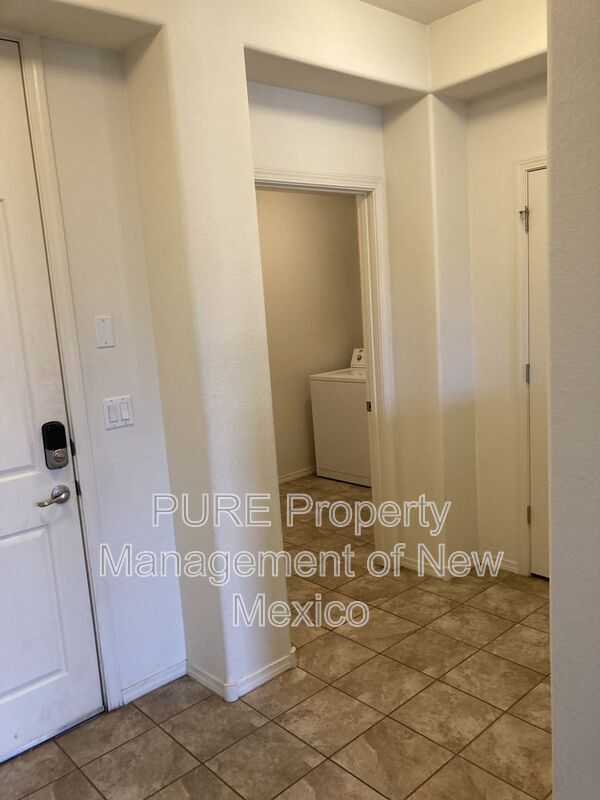 Building Photo - 601 Menaul Blvd NE