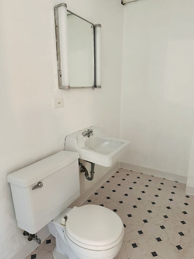 Building Photo - Hyde Park Town-House for Rent