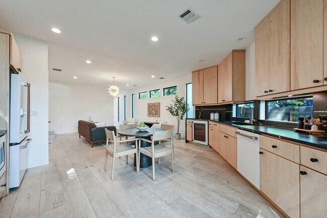 Building Photo - 1183 Oak Grove Ave