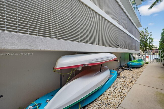 Building Photo - 9821 E Bay Harbor Dr