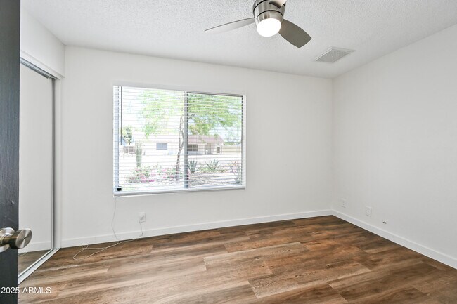 Building Photo - 5833 W John Cabot Rd