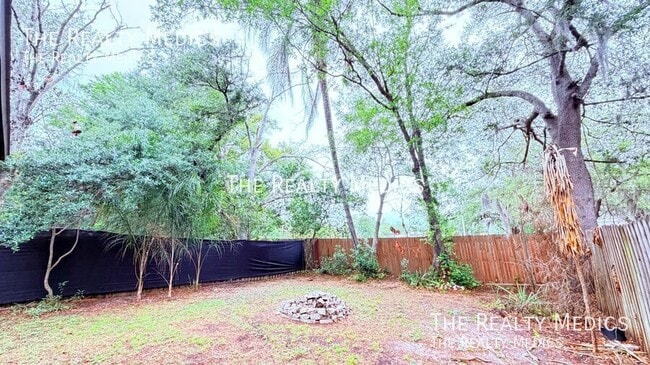 Building Photo - 7909 Richwood Dr