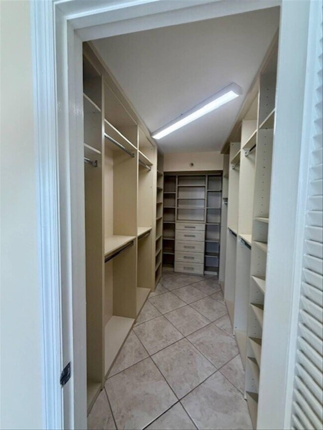 Building Photo - 2843 S Bayshore Dr