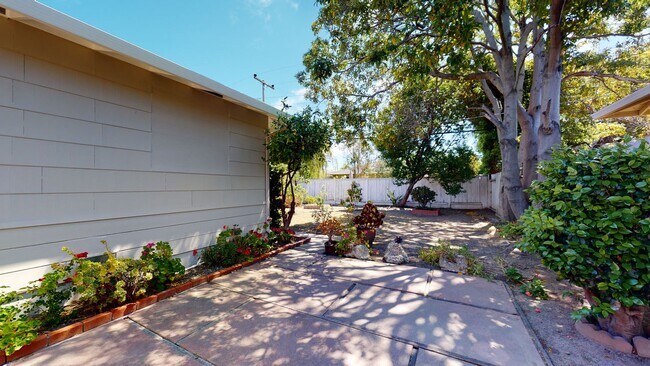 Building Photo - Updated 3 bedroom home, backyard, washer/d...