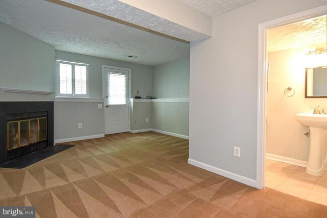 Building Photo - 1545 Woodcrest Dr