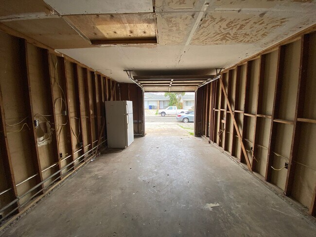 Building Photo - Cozy Update Duplex