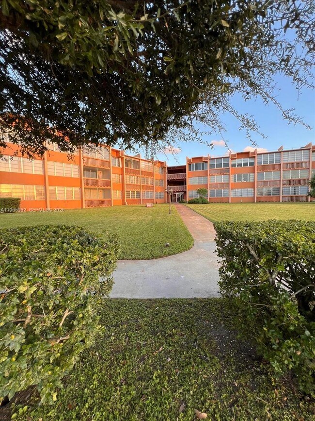 Building Photo - 1591 NE Miami Gardens Dr