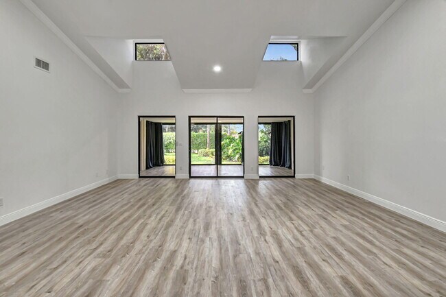 Building Photo - 4705 Fountains Dr S