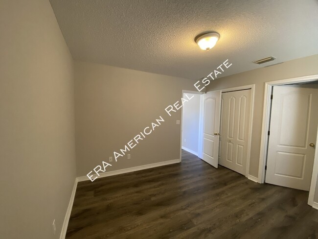 Building Photo - 2110 Bahama Dr