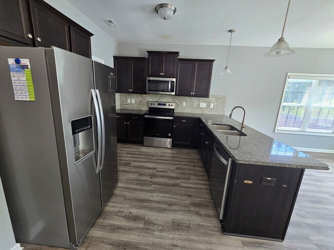 Building Photo - 1601 Mount Rainer Dr