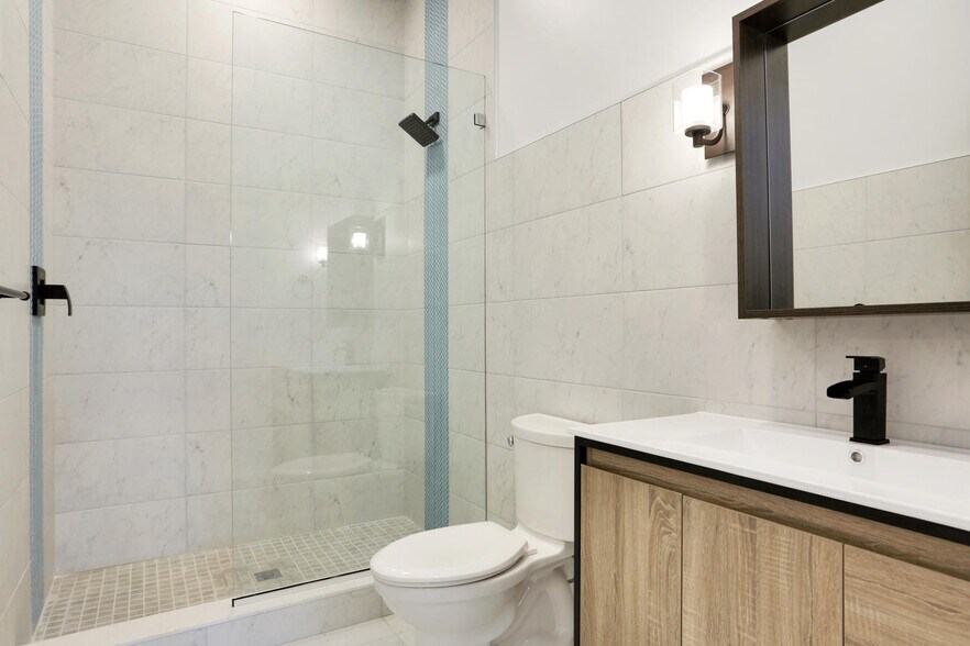 Bathroom - 44 Greenwich Ave