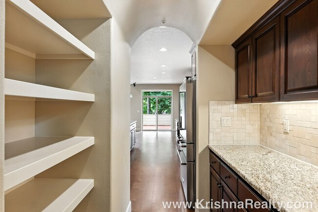Building Photo - Gorgeous 6 BD* 3 BA* Single Family Home Located In Charming Arbor Meadows In Portland! **Minutes ...