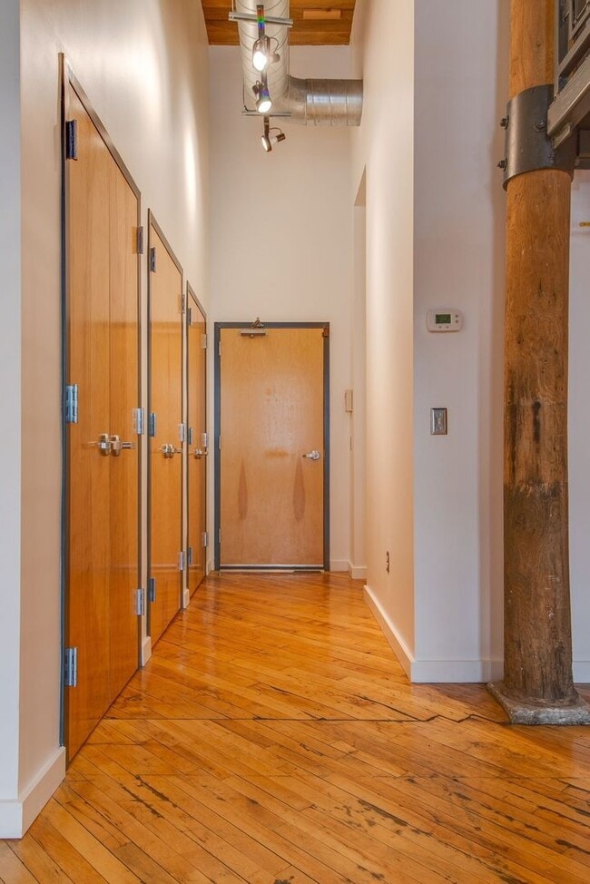 Building Photo - Expansive Historic Loft in the Heart of Germantown