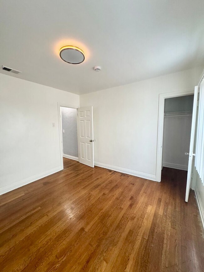 Building Photo - MUST SEE!!