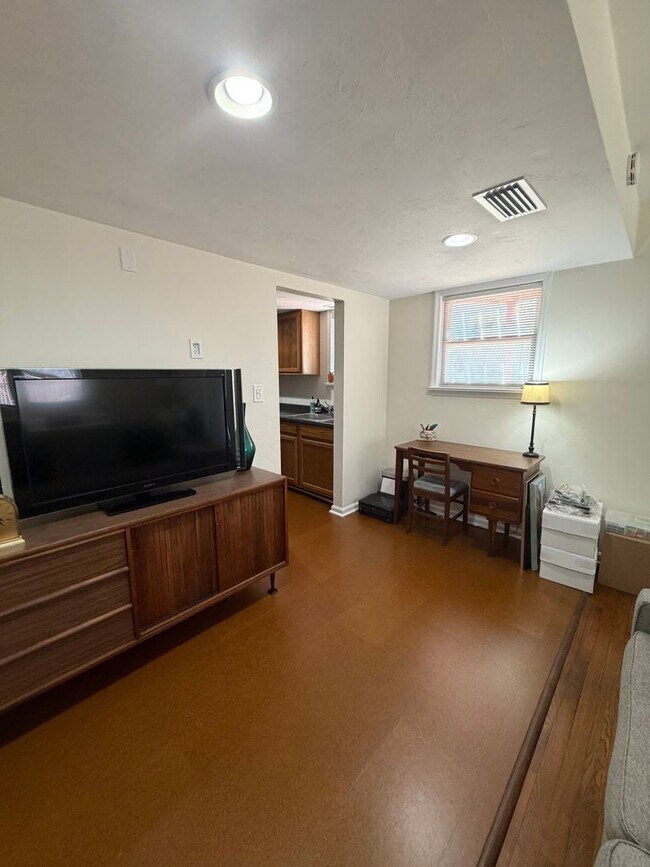 Building Photo - Large Studio Condo Downtown Walking Distance to the Florida State Capitol