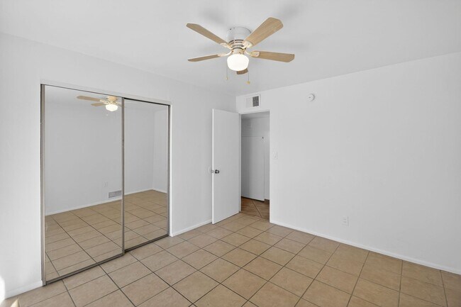 Building Photo - 2272 E Blacklidge Dr