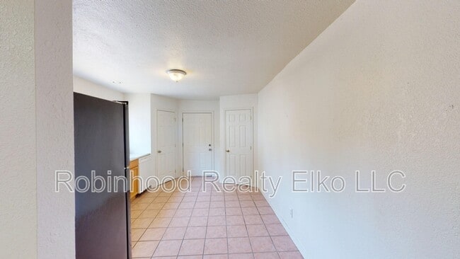 Building Photo - 741 Elm St