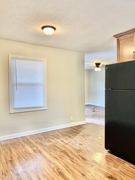 Building Photo - 3-Bedroom Woodlawn Retreat with Gleaming Hardwoods & Spacious Layout!