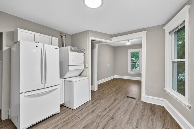 Building Photo - 812 7th St SE