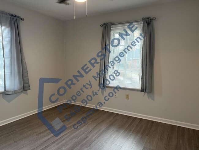 Building Photo - 1105 Lakeview Pl