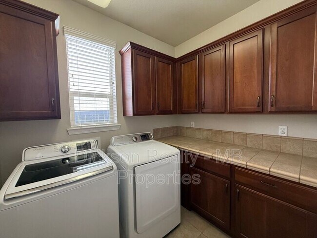 Building Photo - 475 Dartmoor Ct