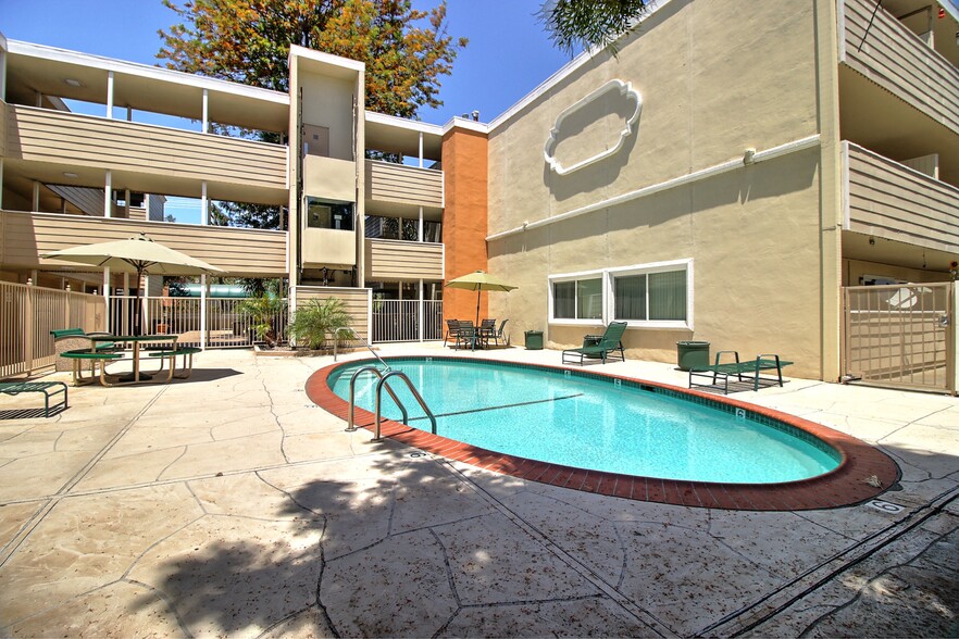 Building Photo - The Monticello Apartments