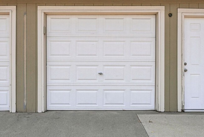 Building Photo - 2 Bed, 1 bath Available!