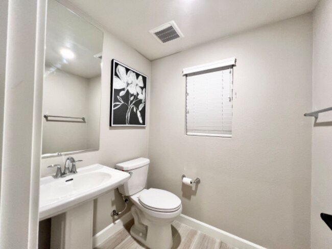 Building Photo - 1096 Delpy View Point