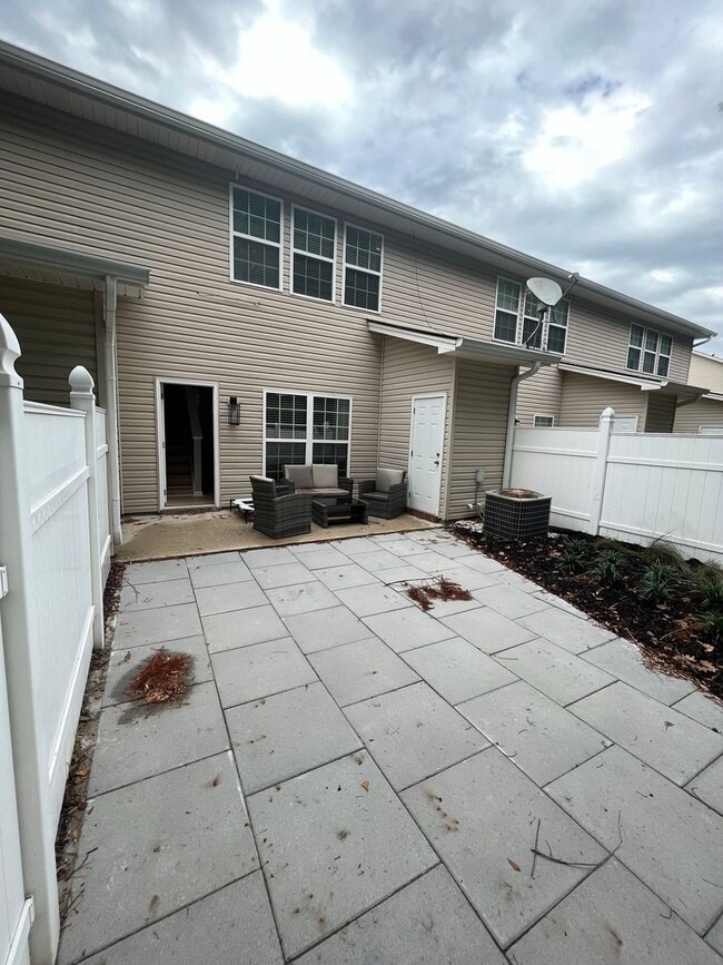 Building Photo - Available now! Spacious 3-bedroom, 2.5 bath townhome in Georgetown