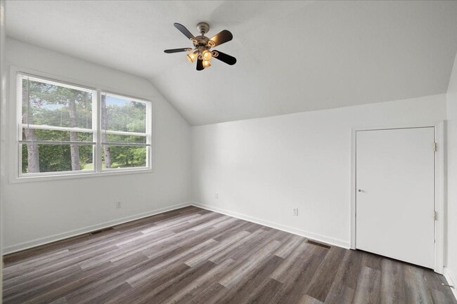 Building Photo - Spacious 3BR Townhome by the Bus Stop