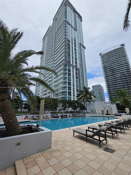 Building Photo - 1060 Brickell Ave