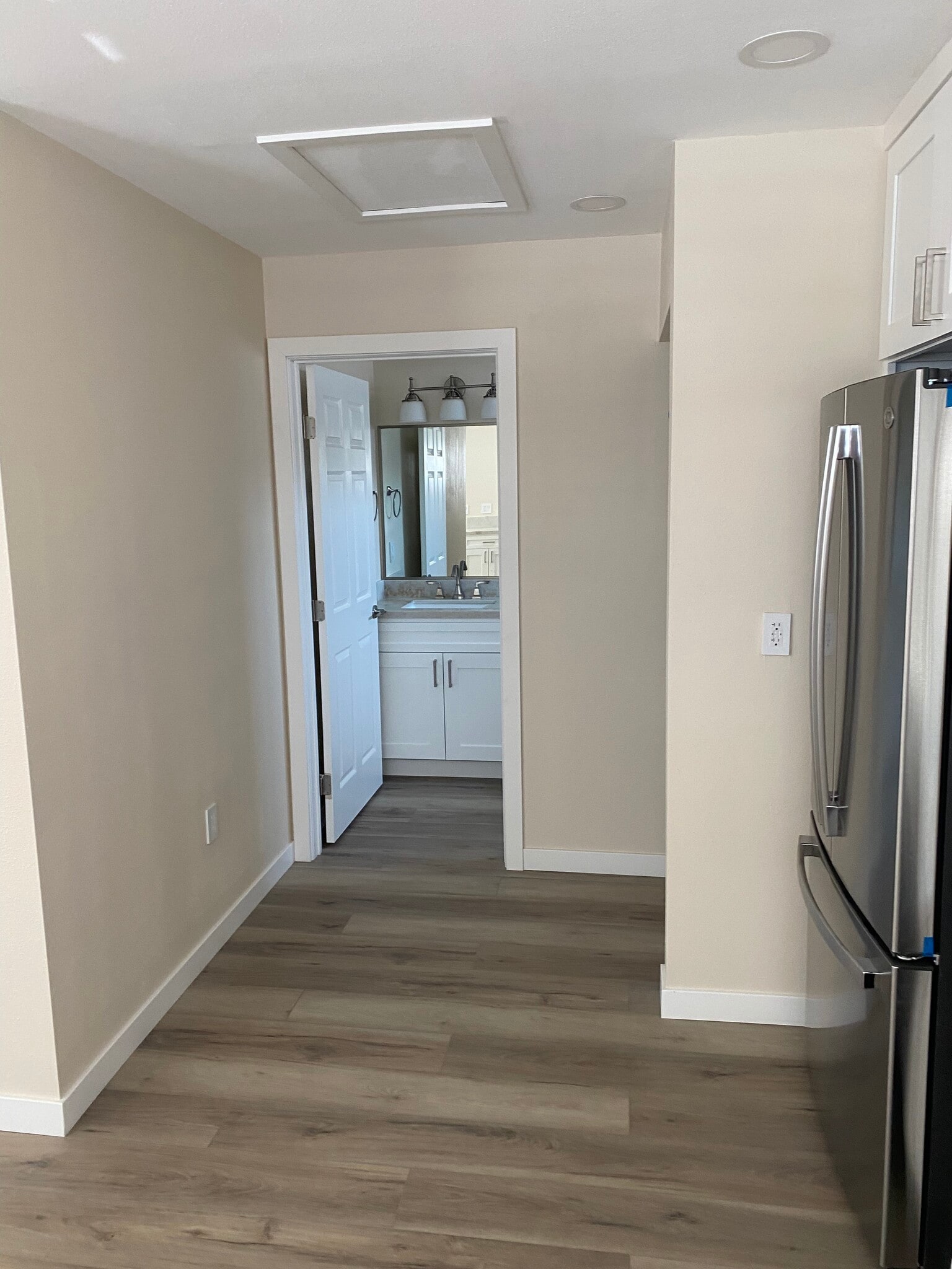 Building Photo - 549 E Tujunga Ave