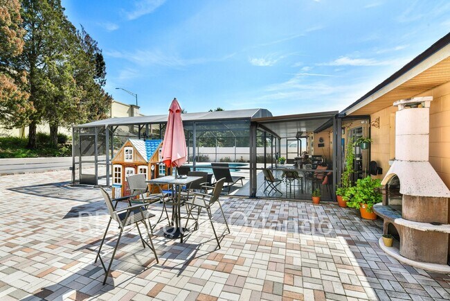 Building Photo - 4 Bedroom, 2 bathroom, 2 car garage, pool, backyard, close to Universal Studios and International...