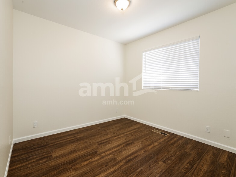 Building Photo - 2215 Eagle Greens Dr