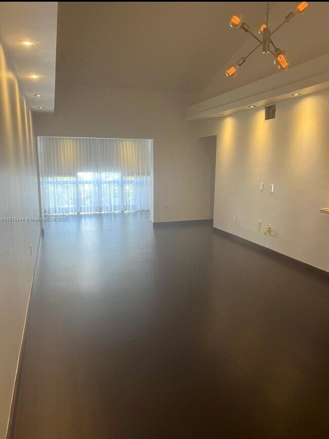Building Photo - 9435 Fontainebleau Blvd