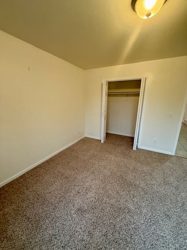 Building Photo - Spacious 4 Bed / 3 Bath Duplex on 1 Acre –...
