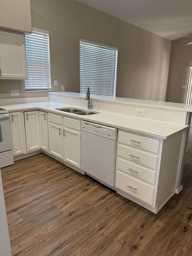 Building Photo - Oro Valley SFH in Gated Community